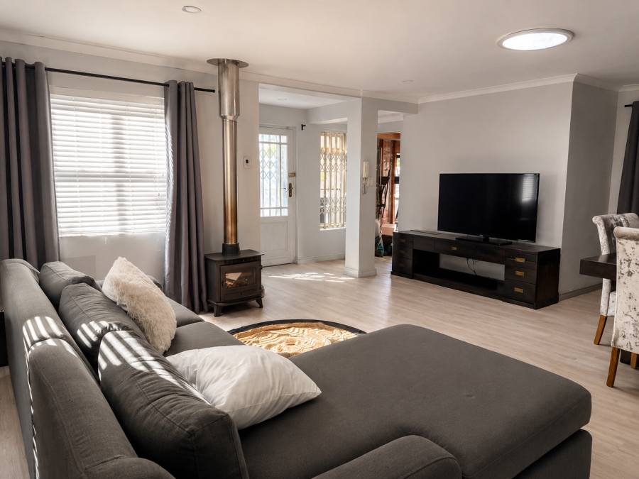 To Let 4 Bedroom Property for Rent in Edgemead Western Cape